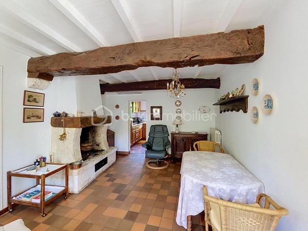 Située dans un village perché de la Lomagne gersoise cette magnifique maison en pierre est un exemple typique de l'architecture vernaculaire locale. Les propriétaires ont porté un soin particulier pour ce bien tant à la rénovation qu'a son entretien courant. La propriété se compose d'une partie habitable d'une superficie de 181m2, de dépendances d'une surface totale de 127m2, ainsi qu'un grand garage..Le terrain piscinable d'une superficie de plus d'un hectare possède deux puits.
Dès l'entrée on ressent le côté cossu et confortable de la maison. Elle dessert au rez-de-chaussée, deux salons, une salle-à-manger, une cuisine, un coin repas, une salle de bain et une une salle d'eau et des toilettes. Une belle véranda aménagée offre une vue dégagée sur la campagne environnante.
À l'étage on trouve 3 chambres, un bureau, des toilettes, un grand dressing,...
Pour la partie technique, la maison est chauffée par une chaudière au fuel récente. Elle est en partie équipée d'une climatisation. On note la présence 2 cheminées. Elle est raccordée au tout-à-l'égout.
Pour la sécurité la maison est équipée d'une alarme.
Enfin la propriété dispose d'équipements et d'installations techniques de marques haut de gamme.
La taxe foncière est de 1900€.