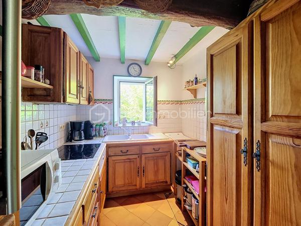 Située dans un village perché de la Lomagne gersoise cette magnifique maison en pierre est un exemple typique de l'architecture vernaculaire locale. Les propriétaires ont porté un soin particulier pour ce bien tant à la rénovation qu'a son entretien courant. La propriété se compose d'une partie habitable d'une superficie de 181m2, de dépendances d'une surface totale de 127m2, ainsi qu'un grand garage..Le terrain piscinable d'une superficie de plus d'un hectare possède deux puits.
Dès l'entrée on ressent le côté cossu et confortable de la maison. Elle dessert au rez-de-chaussée, deux salons, une salle-à-manger, une cuisine, un coin repas, une salle de bain et une une salle d'eau et des toilettes. Une belle véranda aménagée offre une vue dégagée sur la campagne environnante.
À l'étage on trouve 3 chambres, un bureau, des toilettes, un grand dressing,...
Pour la partie technique, la maison est chauffée par une chaudière au fuel récente. Elle est en partie équipée d'une climatisation. On note la présence 2 cheminées. Elle est raccordée au tout-à-l'égout.
Pour la sécurité la maison est équipée d'une alarme.
Enfin la propriété dispose d'équipements et d'installations techniques de marques haut de gamme.
La taxe foncière est de 1900€.