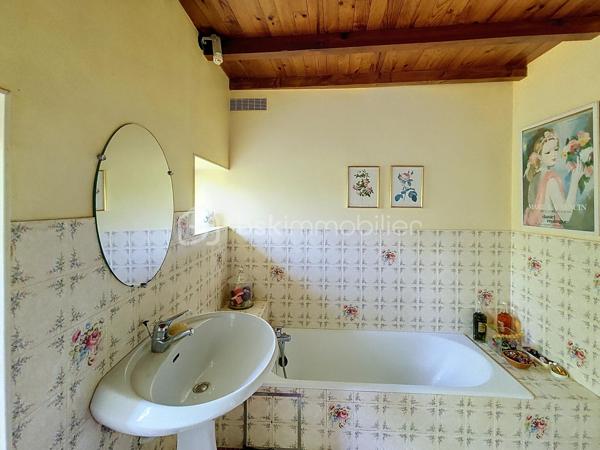 Située dans un village perché de la Lomagne gersoise cette magnifique maison en pierre est un exemple typique de l'architecture vernaculaire locale. Les propriétaires ont porté un soin particulier pour ce bien tant à la rénovation qu'a son entretien courant. La propriété se compose d'une partie habitable d'une superficie de 181m2, de dépendances d'une surface totale de 127m2, ainsi qu'un grand garage..Le terrain piscinable d'une superficie de plus d'un hectare possède deux puits.
Dès l'entrée on ressent le côté cossu et confortable de la maison. Elle dessert au rez-de-chaussée, deux salons, une salle-à-manger, une cuisine, un coin repas, une salle de bain et une une salle d'eau et des toilettes. Une belle véranda aménagée offre une vue dégagée sur la campagne environnante.
À l'étage on trouve 3 chambres, un bureau, des toilettes, un grand dressing,...
Pour la partie technique, la maison est chauffée par une chaudière au fuel récente. Elle est en partie équipée d'une climatisation. On note la présence 2 cheminées. Elle est raccordée au tout-à-l'égout.
Pour la sécurité la maison est équipée d'une alarme.
Enfin la propriété dispose d'équipements et d'installations techniques de marques haut de gamme.
La taxe foncière est de 1900€.