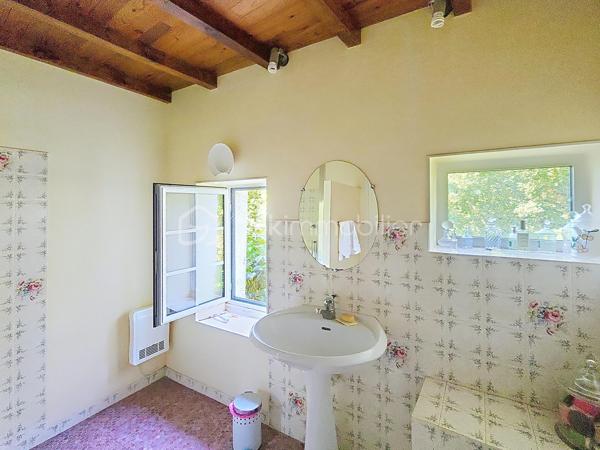 Située dans un village perché de la Lomagne gersoise cette magnifique maison en pierre est un exemple typique de l'architecture vernaculaire locale. Les propriétaires ont porté un soin particulier pour ce bien tant à la rénovation qu'a son entretien courant. La propriété se compose d'une partie habitable d'une superficie de 181m2, de dépendances d'une surface totale de 127m2, ainsi qu'un grand garage..Le terrain piscinable d'une superficie de plus d'un hectare possède deux puits.
Dès l'entrée on ressent le côté cossu et confortable de la maison. Elle dessert au rez-de-chaussée, deux salons, une salle-à-manger, une cuisine, un coin repas, une salle de bain et une une salle d'eau et des toilettes. Une belle véranda aménagée offre une vue dégagée sur la campagne environnante.
À l'étage on trouve 3 chambres, un bureau, des toilettes, un grand dressing,...
Pour la partie technique, la maison est chauffée par une chaudière au fuel récente. Elle est en partie équipée d'une climatisation. On note la présence 2 cheminées. Elle est raccordée au tout-à-l'égout.
Pour la sécurité la maison est équipée d'une alarme.
Enfin la propriété dispose d'équipements et d'installations techniques de marques haut de gamme.
La taxe foncière est de 1900€.