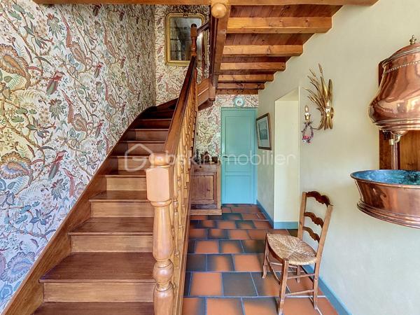 Située dans un village perché de la Lomagne gersoise cette magnifique maison en pierre est un exemple typique de l'architecture vernaculaire locale. Les propriétaires ont porté un soin particulier pour ce bien tant à la rénovation qu'a son entretien courant. La propriété se compose d'une partie habitable d'une superficie de 181m2, de dépendances d'une surface totale de 127m2, ainsi qu'un grand garage..Le terrain piscinable d'une superficie de plus d'un hectare possède deux puits.
Dès l'entrée on ressent le côté cossu et confortable de la maison. Elle dessert au rez-de-chaussée, deux salons, une salle-à-manger, une cuisine, un coin repas, une salle de bain et une une salle d'eau et des toilettes. Une belle véranda aménagée offre une vue dégagée sur la campagne environnante.
À l'étage on trouve 3 chambres, un bureau, des toilettes, un grand dressing,...
Pour la partie technique, la maison est chauffée par une chaudière au fuel récente. Elle est en partie équipée d'une climatisation. On note la présence 2 cheminées. Elle est raccordée au tout-à-l'égout.
Pour la sécurité la maison est équipée d'une alarme.
Enfin la propriété dispose d'équipements et d'installations techniques de marques haut de gamme.
La taxe foncière est de 1900€.
