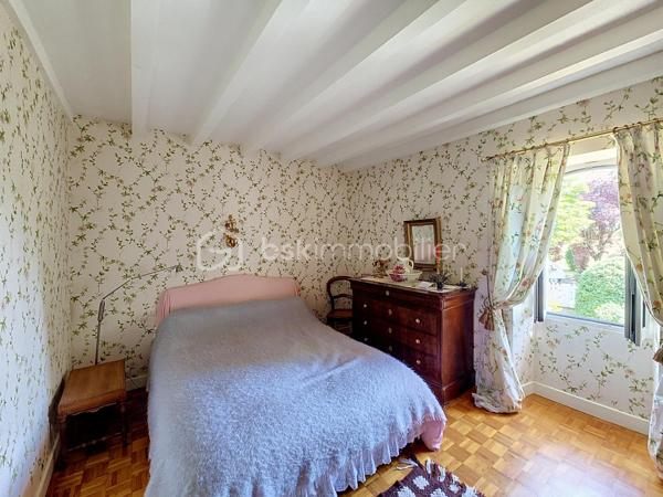 Située dans un village perché de la Lomagne gersoise cette magnifique maison en pierre est un exemple typique de l'architecture vernaculaire locale. Les propriétaires ont porté un soin particulier pour ce bien tant à la rénovation qu'a son entretien courant. La propriété se compose d'une partie habitable d'une superficie de 181m2, de dépendances d'une surface totale de 127m2, ainsi qu'un grand garage..Le terrain piscinable d'une superficie de plus d'un hectare possède deux puits.
Dès l'entrée on ressent le côté cossu et confortable de la maison. Elle dessert au rez-de-chaussée, deux salons, une salle-à-manger, une cuisine, un coin repas, une salle de bain et une une salle d'eau et des toilettes. Une belle véranda aménagée offre une vue dégagée sur la campagne environnante.
À l'étage on trouve 3 chambres, un bureau, des toilettes, un grand dressing,...
Pour la partie technique, la maison est chauffée par une chaudière au fuel récente. Elle est en partie équipée d'une climatisation. On note la présence 2 cheminées. Elle est raccordée au tout-à-l'égout.
Pour la sécurité la maison est équipée d'une alarme.
Enfin la propriété dispose d'équipements et d'installations techniques de marques haut de gamme.
La taxe foncière est de 1900€.