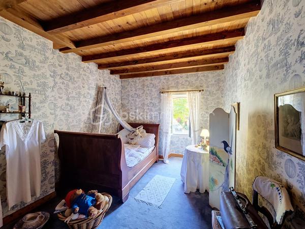 Située dans un village perché de la Lomagne gersoise cette magnifique maison en pierre est un exemple typique de l'architecture vernaculaire locale. Les propriétaires ont porté un soin particulier pour ce bien tant à la rénovation qu'a son entretien courant. La propriété se compose d'une partie habitable d'une superficie de 181m2, de dépendances d'une surface totale de 127m2, ainsi qu'un grand garage..Le terrain piscinable d'une superficie de plus d'un hectare possède deux puits.
Dès l'entrée on ressent le côté cossu et confortable de la maison. Elle dessert au rez-de-chaussée, deux salons, une salle-à-manger, une cuisine, un coin repas, une salle de bain et une une salle d'eau et des toilettes. Une belle véranda aménagée offre une vue dégagée sur la campagne environnante.
À l'étage on trouve 3 chambres, un bureau, des toilettes, un grand dressing,...
Pour la partie technique, la maison est chauffée par une chaudière au fuel récente. Elle est en partie équipée d'une climatisation. On note la présence 2 cheminées. Elle est raccordée au tout-à-l'égout.
Pour la sécurité la maison est équipée d'une alarme.
Enfin la propriété dispose d'équipements et d'installations techniques de marques haut de gamme.
La taxe foncière est de 1900€.