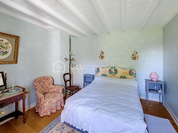 Située dans un village perché de la Lomagne gersoise cette magnifique maison en pierre est un exemple typique de l'architecture vernaculaire locale. Les propriétaires ont porté un soin particulier pour ce bien tant à la rénovation qu'a son entretien courant. La propriété se compose d'une partie habitable d'une superficie de 181m2, de dépendances d'une surface totale de 127m2, ainsi qu'un grand garage..Le terrain piscinable d'une superficie de plus d'un hectare possède deux puits.
Dès l'entrée on ressent le côté cossu et confortable de la maison. Elle dessert au rez-de-chaussée, deux salons, une salle-à-manger, une cuisine, un coin repas, une salle de bain et une une salle d'eau et des toilettes. Une belle véranda aménagée offre une vue dégagée sur la campagne environnante.
À l'étage on trouve 3 chambres, un bureau, des toilettes, un grand dressing,...
Pour la partie technique, la maison est chauffée par une chaudière au fuel récente. Elle est en partie équipée d'une climatisation. On note la présence 2 cheminées. Elle est raccordée au tout-à-l'égout.
Pour la sécurité la maison est équipée d'une alarme.
Enfin la propriété dispose d'équipements et d'installations techniques de marques haut de gamme.
La taxe foncière est de 1900€.