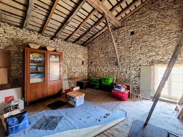 Située dans un village perché de la Lomagne gersoise cette magnifique maison en pierre est un exemple typique de l'architecture vernaculaire locale. Les propriétaires ont porté un soin particulier pour ce bien tant à la rénovation qu'a son entretien courant. La propriété se compose d'une partie habitable d'une superficie de 181m2, de dépendances d'une surface totale de 127m2, ainsi qu'un grand garage..Le terrain piscinable d'une superficie de plus d'un hectare possède deux puits.
Dès l'entrée on ressent le côté cossu et confortable de la maison. Elle dessert au rez-de-chaussée, deux salons, une salle-à-manger, une cuisine, un coin repas, une salle de bain et une une salle d'eau et des toilettes. Une belle véranda aménagée offre une vue dégagée sur la campagne environnante.
À l'étage on trouve 3 chambres, un bureau, des toilettes, un grand dressing,...
Pour la partie technique, la maison est chauffée par une chaudière au fuel récente. Elle est en partie équipée d'une climatisation. On note la présence 2 cheminées. Elle est raccordée au tout-à-l'égout.
Pour la sécurité la maison est équipée d'une alarme.
Enfin la propriété dispose d'équipements et d'installations techniques de marques haut de gamme.
La taxe foncière est de 1900€.