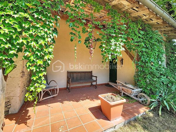 Située dans un village perché de la Lomagne gersoise cette magnifique maison en pierre est un exemple typique de l'architecture vernaculaire locale. Les propriétaires ont porté un soin particulier pour ce bien tant à la rénovation qu'a son entretien courant. La propriété se compose d'une partie habitable d'une superficie de 181m2, de dépendances d'une surface totale de 127m2, ainsi qu'un grand garage..Le terrain piscinable d'une superficie de plus d'un hectare possède deux puits.
Dès l'entrée on ressent le côté cossu et confortable de la maison. Elle dessert au rez-de-chaussée, deux salons, une salle-à-manger, une cuisine, un coin repas, une salle de bain et une une salle d'eau et des toilettes. Une belle véranda aménagée offre une vue dégagée sur la campagne environnante.
À l'étage on trouve 3 chambres, un bureau, des toilettes, un grand dressing,...
Pour la partie technique, la maison est chauffée par une chaudière au fuel récente. Elle est en partie équipée d'une climatisation. On note la présence 2 cheminées. Elle est raccordée au tout-à-l'égout.
Pour la sécurité la maison est équipée d'une alarme.
Enfin la propriété dispose d'équipements et d'installations techniques de marques haut de gamme.
La taxe foncière est de 1900€.