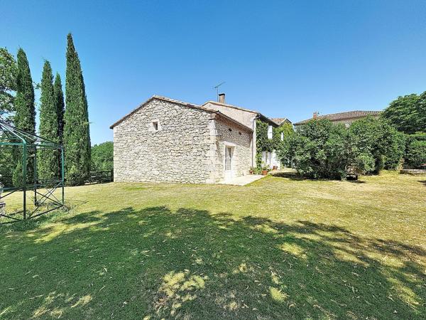 Située dans un village perché de la Lomagne gersoise cette magnifique maison en pierre est un exemple typique de l'architecture vernaculaire locale. Les propriétaires ont porté un soin particulier pour ce bien tant à la rénovation qu'a son entretien courant. La propriété se compose d'une partie habitable d'une superficie de 181m2, de dépendances d'une surface totale de 127m2, ainsi qu'un grand garage..Le terrain piscinable d'une superficie de plus d'un hectare possède deux puits.
Dès l'entrée on ressent le côté cossu et confortable de la maison. Elle dessert au rez-de-chaussée, deux salons, une salle-à-manger, une cuisine, un coin repas, une salle de bain et une une salle d'eau et des toilettes. Une belle véranda aménagée offre une vue dégagée sur la campagne environnante.
À l'étage on trouve 3 chambres, un bureau, des toilettes, un grand dressing,...
Pour la partie technique, la maison est chauffée par une chaudière au fuel récente. Elle est en partie équipée d'une climatisation. On note la présence 2 cheminées. Elle est raccordée au tout-à-l'égout.
Pour la sécurité la maison est équipée d'une alarme.
Enfin la propriété dispose d'équipements et d'installations techniques de marques haut de gamme.
La taxe foncière est de 1900€.