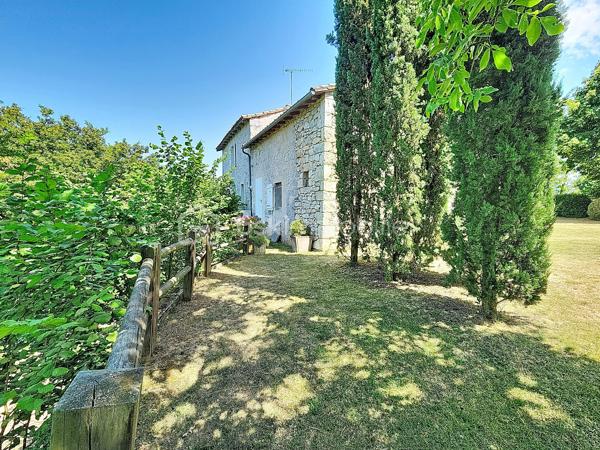 Située dans un village perché de la Lomagne gersoise cette magnifique maison en pierre est un exemple typique de l'architecture vernaculaire locale. Les propriétaires ont porté un soin particulier pour ce bien tant à la rénovation qu'a son entretien courant. La propriété se compose d'une partie habitable d'une superficie de 181m2, de dépendances d'une surface totale de 127m2, ainsi qu'un grand garage..Le terrain piscinable d'une superficie de plus d'un hectare possède deux puits.
Dès l'entrée on ressent le côté cossu et confortable de la maison. Elle dessert au rez-de-chaussée, deux salons, une salle-à-manger, une cuisine, un coin repas, une salle de bain et une une salle d'eau et des toilettes. Une belle véranda aménagée offre une vue dégagée sur la campagne environnante.
À l'étage on trouve 3 chambres, un bureau, des toilettes, un grand dressing,...
Pour la partie technique, la maison est chauffée par une chaudière au fuel récente. Elle est en partie équipée d'une climatisation. On note la présence 2 cheminées. Elle est raccordée au tout-à-l'égout.
Pour la sécurité la maison est équipée d'une alarme.
Enfin la propriété dispose d'équipements et d'installations techniques de marques haut de gamme.
La taxe foncière est de 1900€.
