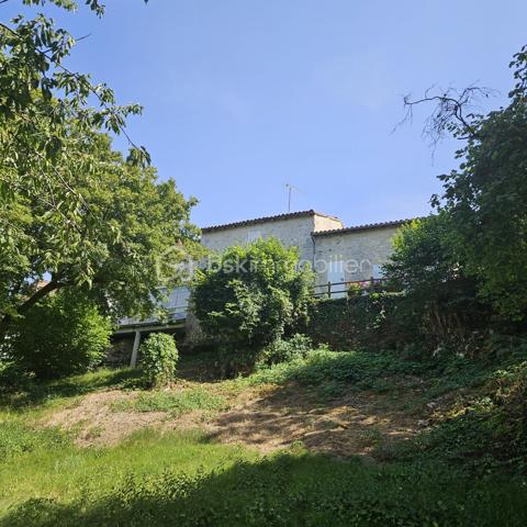 Située dans un village perché de la Lomagne gersoise cette magnifique maison en pierre est un exemple typique de l'architecture vernaculaire locale. Les propriétaires ont porté un soin particulier pour ce bien tant à la rénovation qu'a son entretien courant. La propriété se compose d'une partie habitable d'une superficie de 181m2, de dépendances d'une surface totale de 127m2, ainsi qu'un grand garage..Le terrain piscinable d'une superficie de plus d'un hectare possède deux puits.
Dès l'entrée on ressent le côté cossu et confortable de la maison. Elle dessert au rez-de-chaussée, deux salons, une salle-à-manger, une cuisine, un coin repas, une salle de bain et une une salle d'eau et des toilettes. Une belle véranda aménagée offre une vue dégagée sur la campagne environnante.
À l'étage on trouve 3 chambres, un bureau, des toilettes, un grand dressing,...
Pour la partie technique, la maison est chauffée par une chaudière au fuel récente. Elle est en partie équipée d'une climatisation. On note la présence 2 cheminées. Elle est raccordée au tout-à-l'égout.
Pour la sécurité la maison est équipée d'une alarme.
Enfin la propriété dispose d'équipements et d'installations techniques de marques haut de gamme.
La taxe foncière est de 1900€.