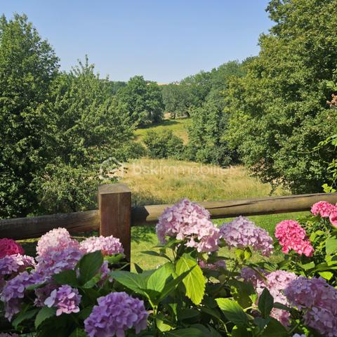 Située dans un village perché de la Lomagne gersoise cette magnifique maison en pierre est un exemple typique de l'architecture vernaculaire locale. Les propriétaires ont porté un soin particulier pour ce bien tant à la rénovation qu'a son entretien courant. La propriété se compose d'une partie habitable d'une superficie de 181m2, de dépendances d'une surface totale de 127m2, ainsi qu'un grand garage..Le terrain piscinable d'une superficie de plus d'un hectare possède deux puits.
Dès l'entrée on ressent le côté cossu et confortable de la maison. Elle dessert au rez-de-chaussée, deux salons, une salle-à-manger, une cuisine, un coin repas, une salle de bain et une une salle d'eau et des toilettes. Une belle véranda aménagée offre une vue dégagée sur la campagne environnante.
À l'étage on trouve 3 chambres, un bureau, des toilettes, un grand dressing,...
Pour la partie technique, la maison est chauffée par une chaudière au fuel récente. Elle est en partie équipée d'une climatisation. On note la présence 2 cheminées. Elle est raccordée au tout-à-l'égout.
Pour la sécurité la maison est équipée d'une alarme.
Enfin la propriété dispose d'équipements et d'installations techniques de marques haut de gamme.
La taxe foncière est de 1900€.