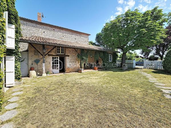 Située dans un village perché de la Lomagne gersoise cette magnifique maison en pierre est un exemple typique de l'architecture vernaculaire locale. Les propriétaires ont porté un soin particulier pour ce bien tant à la rénovation qu'a son entretien courant. La propriété se compose d'une partie habitable d'une superficie de 181m2, de dépendances d'une surface totale de 127m2, ainsi qu'un grand garage..Le terrain piscinable d'une superficie de plus d'un hectare possède deux puits.
Dès l'entrée on ressent le côté cossu et confortable de la maison. Elle dessert au rez-de-chaussée, deux salons, une salle-à-manger, une cuisine, un coin repas, une salle de bain et une une salle d'eau et des toilettes. Une belle véranda aménagée offre une vue dégagée sur la campagne environnante.
À l'étage on trouve 3 chambres, un bureau, des toilettes, un grand dressing,...
Pour la partie technique, la maison est chauffée par une chaudière au fuel récente. Elle est en partie équipée d'une climatisation. On note la présence 2 cheminées. Elle est raccordée au tout-à-l'égout.
Pour la sécurité la maison est équipée d'une alarme.
Enfin la propriété dispose d'équipements et d'installations techniques de marques haut de gamme.
La taxe foncière est de 1900€.