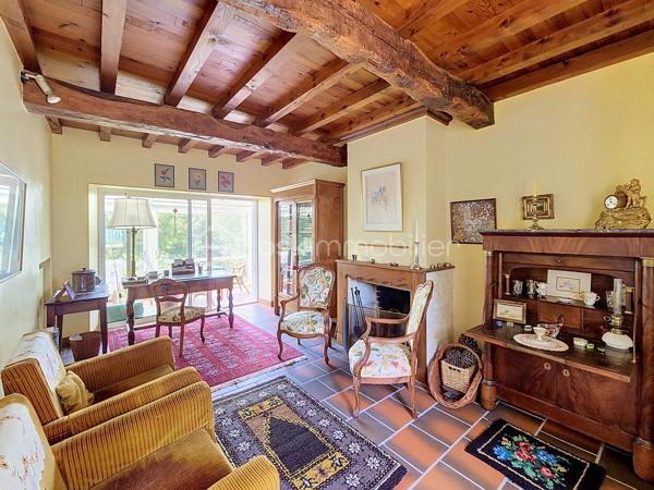 Située dans un village perché de la Lomagne gersoise cette magnifique maison en pierre est un exemple typique de l'architecture vernaculaire locale. Les propriétaires ont porté un soin particulier pour ce bien tant à la rénovation qu'a son entretien courant. La propriété se compose d'une partie habitable d'une superficie de 181m2, de dépendances d'une surface totale de 127m2, ainsi qu'un grand garage..Le terrain piscinable d'une superficie de plus d'un hectare possède deux puits.
Dès l'entrée on ressent le côté cossu et confortable de la maison. Elle dessert au rez-de-chaussée, deux salons, une salle-à-manger, une cuisine, un coin repas, une salle de bain et une une salle d'eau et des toilettes. Une belle véranda aménagée offre une vue dégagée sur la campagne environnante.
À l'étage on trouve 3 chambres, un bureau, des toilettes, un grand dressing,...
Pour la partie technique, la maison est chauffée par une chaudière au fuel récente. Elle est en partie équipée d'une climatisation. On note la présence 2 cheminées. Elle est raccordée au tout-à-l'égout.
Pour la sécurité la maison est équipée d'une alarme.
Enfin la propriété dispose d'équipements et d'installations techniques de marques haut de gamme.
La taxe foncière est de 1900€.