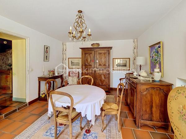 Située dans un village perché de la Lomagne gersoise cette magnifique maison en pierre est un exemple typique de l'architecture vernaculaire locale. Les propriétaires ont porté un soin particulier pour ce bien tant à la rénovation qu'a son entretien courant. La propriété se compose d'une partie habitable d'une superficie de 181m2, de dépendances d'une surface totale de 127m2, ainsi qu'un grand garage..Le terrain piscinable d'une superficie de plus d'un hectare possède deux puits.
Dès l'entrée on ressent le côté cossu et confortable de la maison. Elle dessert au rez-de-chaussée, deux salons, une salle-à-manger, une cuisine, un coin repas, une salle de bain et une une salle d'eau et des toilettes. Une belle véranda aménagée offre une vue dégagée sur la campagne environnante.
À l'étage on trouve 3 chambres, un bureau, des toilettes, un grand dressing,...
Pour la partie technique, la maison est chauffée par une chaudière au fuel récente. Elle est en partie équipée d'une climatisation. On note la présence 2 cheminées. Elle est raccordée au tout-à-l'égout.
Pour la sécurité la maison est équipée d'une alarme.
Enfin la propriété dispose d'équipements et d'installations techniques de marques haut de gamme.
La taxe foncière est de 1900€.