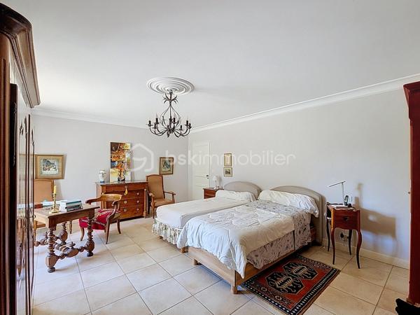 Située dans un village perché de la Lomagne gersoise cette magnifique maison en pierre est un exemple typique de l'architecture vernaculaire locale. Les propriétaires ont porté un soin particulier pour ce bien tant à la rénovation qu'a son entretien courant. La propriété se compose d'une partie habitable d'une superficie de 181m2, de dépendances d'une surface totale de 127m2, ainsi qu'un grand garage..Le terrain piscinable d'une superficie de plus d'un hectare possède deux puits.
Dès l'entrée on ressent le côté cossu et confortable de la maison. Elle dessert au rez-de-chaussée, deux salons, une salle-à-manger, une cuisine, un coin repas, une salle de bain et une une salle d'eau et des toilettes. Une belle véranda aménagée offre une vue dégagée sur la campagne environnante.
À l'étage on trouve 3 chambres, un bureau, des toilettes, un grand dressing,...
Pour la partie technique, la maison est chauffée par une chaudière au fuel récente. Elle est en partie équipée d'une climatisation. On note la présence 2 cheminées. Elle est raccordée au tout-à-l'égout.
Pour la sécurité la maison est équipée d'une alarme.
Enfin la propriété dispose d'équipements et d'installations techniques de marques haut de gamme.
La taxe foncière est de 1900€.