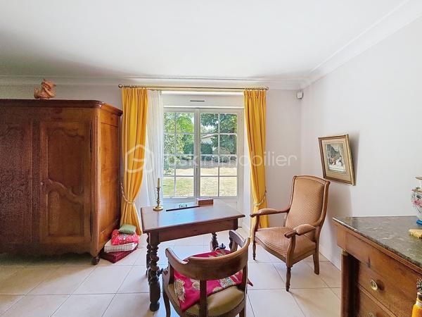 Située dans un village perché de la Lomagne gersoise cette magnifique maison en pierre est un exemple typique de l'architecture vernaculaire locale. Les propriétaires ont porté un soin particulier pour ce bien tant à la rénovation qu'a son entretien courant. La propriété se compose d'une partie habitable d'une superficie de 181m2, de dépendances d'une surface totale de 127m2, ainsi qu'un grand garage..Le terrain piscinable d'une superficie de plus d'un hectare possède deux puits.
Dès l'entrée on ressent le côté cossu et confortable de la maison. Elle dessert au rez-de-chaussée, deux salons, une salle-à-manger, une cuisine, un coin repas, une salle de bain et une une salle d'eau et des toilettes. Une belle véranda aménagée offre une vue dégagée sur la campagne environnante.
À l'étage on trouve 3 chambres, un bureau, des toilettes, un grand dressing,...
Pour la partie technique, la maison est chauffée par une chaudière au fuel récente. Elle est en partie équipée d'une climatisation. On note la présence 2 cheminées. Elle est raccordée au tout-à-l'égout.
Pour la sécurité la maison est équipée d'une alarme.
Enfin la propriété dispose d'équipements et d'installations techniques de marques haut de gamme.
La taxe foncière est de 1900€.
