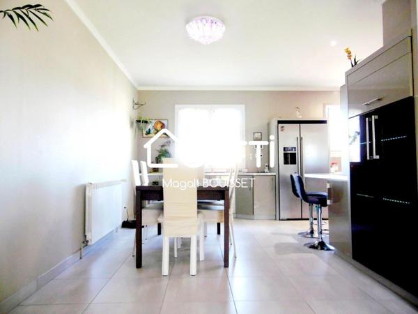 Maison de plain-pied T6 de 168m2, 3 chambres, grande terrasse, sous sol, garage, carport et son parc plat, arboré de 1929m2.