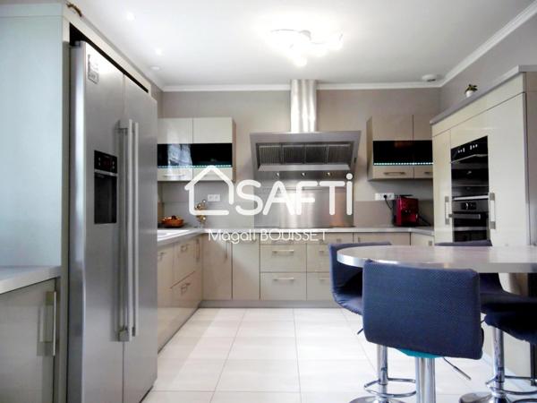 Maison de plain-pied T6 de 168m2, 3 chambres, grande terrasse, sous sol, garage, carport et son parc plat, arboré de 1929m2.