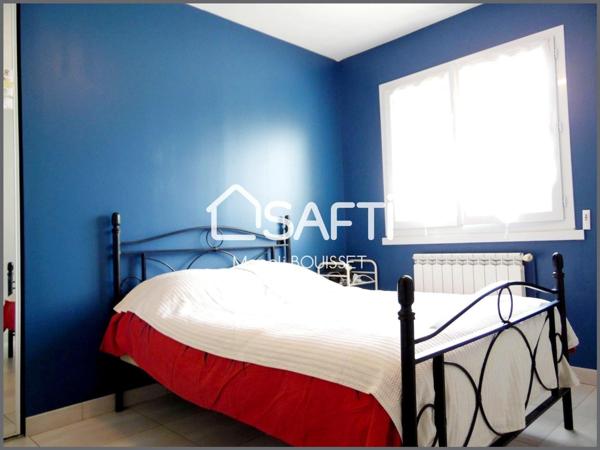 Maison de plain-pied T6 de 168m2, 3 chambres, grande terrasse, sous sol, garage, carport et son parc plat, arboré de 1929m2.