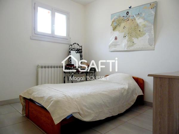 Maison de plain-pied T6 de 168m2, 3 chambres, grande terrasse, sous sol, garage, carport et son parc plat, arboré de 1929m2.