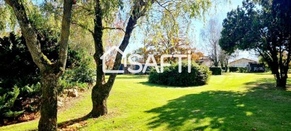 Maison de plain-pied T6 de 168m2, 3 chambres, grande terrasse, sous sol, garage, carport et son parc plat, arboré de 1929m2.