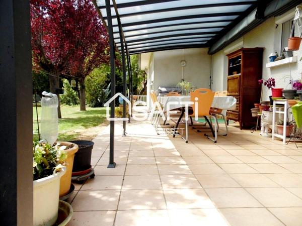Maison de plain-pied T6 de 168m2, 3 chambres, grande terrasse, sous sol, garage, carport et son parc plat, arboré de 1929m2.