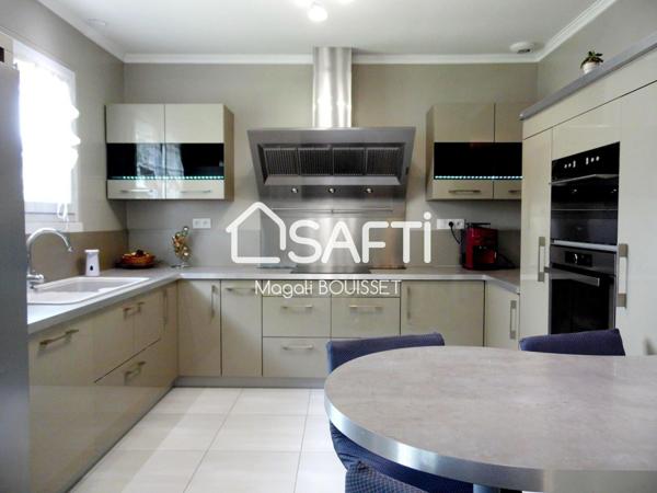 Maison de plain-pied T6 de 168m2, 3 chambres, grande terrasse, sous sol, garage, carport et son parc plat, arboré de 1929m2.