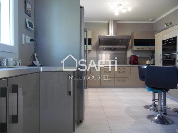 Maison de plain-pied T6 de 168m2, 3 chambres, grande terrasse, sous sol, garage, carport et son parc plat, arboré de 1929m2.