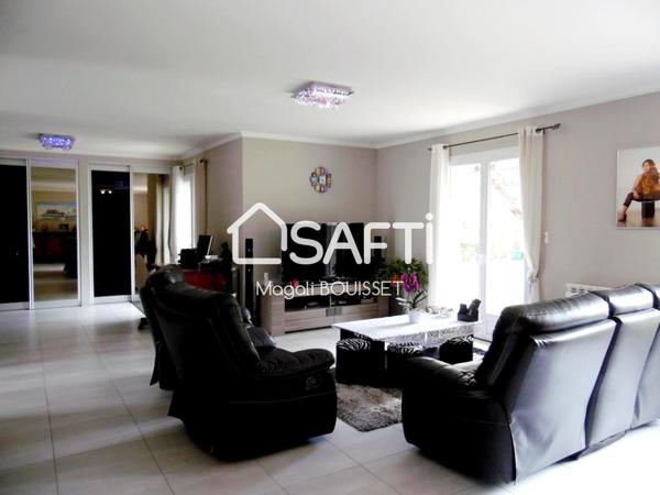 Maison de plain-pied T6 de 168m2, 3 chambres, grande terrasse, sous sol, garage, carport et son parc plat, arboré de 1929m2.