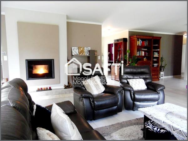 Maison de plain-pied T6 de 168m2, 3 chambres, grande terrasse, sous sol, garage, carport et son parc plat, arboré de 1929m2.