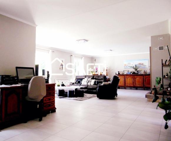 Maison de plain-pied T6 de 168m2, 3 chambres, grande terrasse, sous sol, garage, carport et son parc plat, arboré de 1929m2.