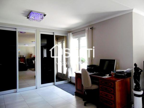 Maison de plain-pied T6 de 168m2, 3 chambres, grande terrasse, sous sol, garage, carport et son parc plat, arboré de 1929m2.