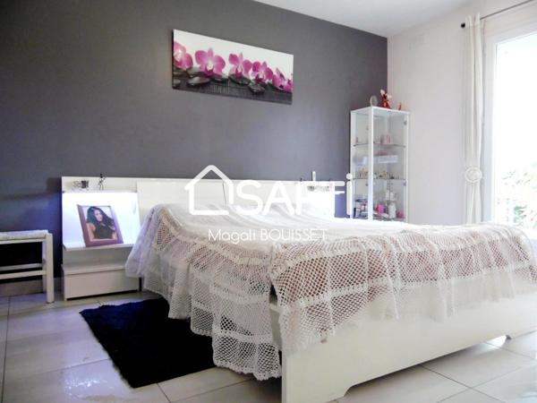 Maison de plain-pied T6 de 168m2, 3 chambres, grande terrasse, sous sol, garage, carport et son parc plat, arboré de 1929m2.