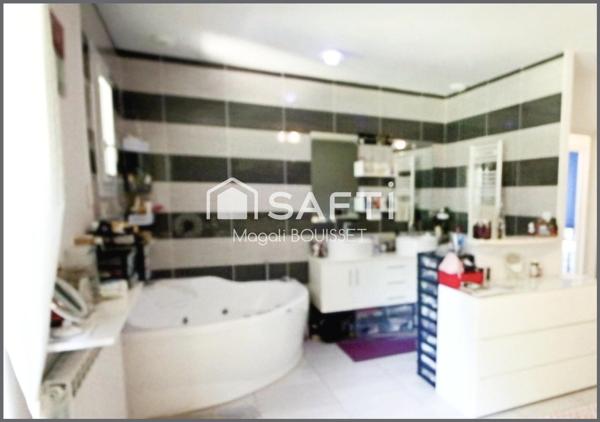 Maison de plain-pied T6 de 168m2, 3 chambres, grande terrasse, sous sol, garage, carport et son parc plat, arboré de 1929m2.