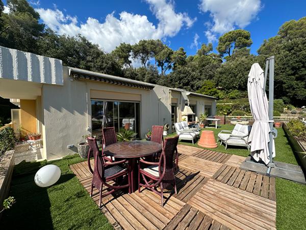 Vue mer, dernier étage, terrasse XXL et double garage : le combo parfait à Cagnes !