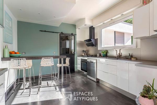 Maison californienne de plein pied avec jardin et piscine
