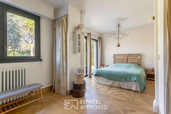 Maison californienne de plein pied avec jardin et piscine