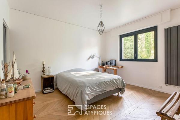 Maison californienne de plein pied avec jardin et piscine