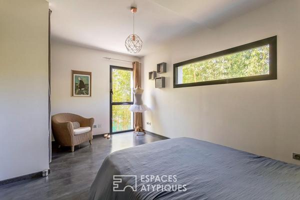 Maison californienne de plein pied avec jardin et piscine