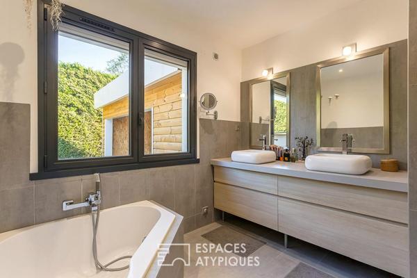 Maison californienne de plein pied avec jardin et piscine