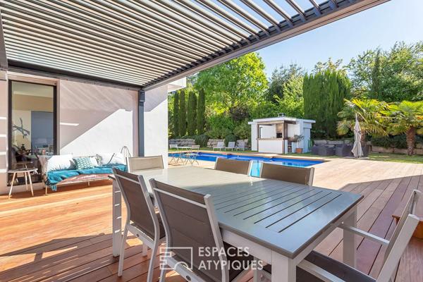 Maison californienne de plein pied avec jardin et piscine