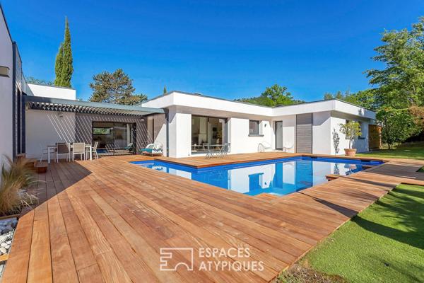 Maison californienne de plein pied avec jardin et piscine