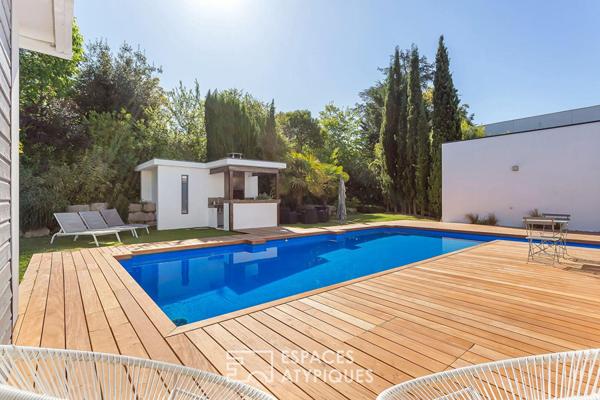 Maison californienne de plein pied avec jardin et piscine