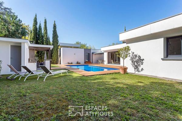 Maison californienne de plein pied avec jardin et piscine