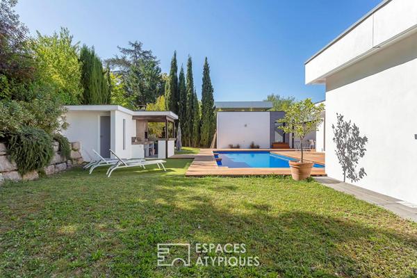 Maison californienne de plein pied avec jardin et piscine