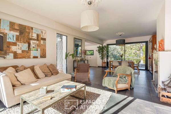 Maison californienne de plein pied avec jardin et piscine
