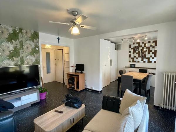 Aubagne (13400) Grand appartement T4 avec 1 balcon fermé, loggia et CAVE