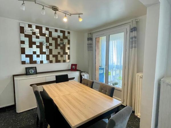 Aubagne (13400) Grand appartement T4 avec 1 balcon fermé, loggia et CAVE