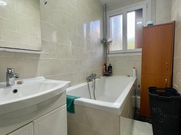 Aubagne (13400) Grand appartement T4 avec 1 balcon fermé, loggia et CAVE