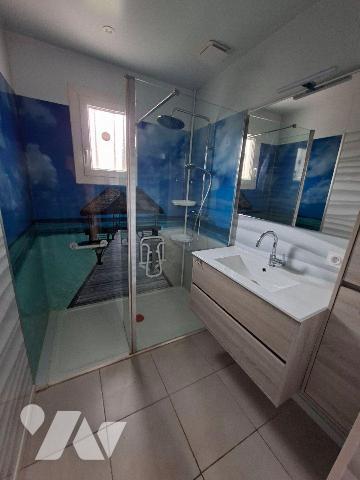 Maison composée d'un salon/séjour avec cheminée, 1 cuisine A/E, 1 chambre et une salle de jeux ...