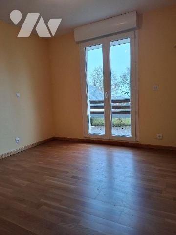 Maison composée d'un salon/séjour avec cheminée, 1 cuisine A/E, 1 chambre et une salle de jeux ...